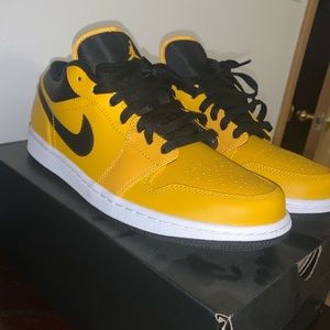 Jordan 1 Low University Gold
